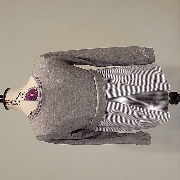 CLU TOO gray sweatshirt in size XS.  Long sleeved with striped panel back sides - Picture 3 of 8